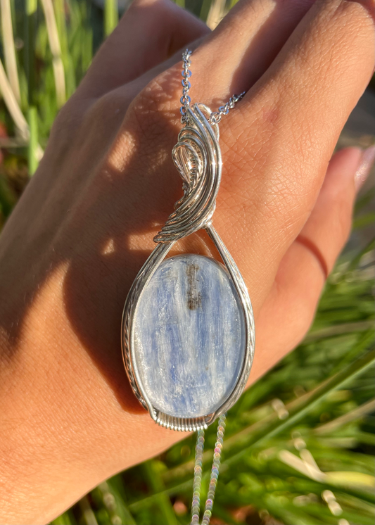 𝐺𝑢𝑖𝑑𝑎𝑛𝑐𝑒 • Blue Kyanite